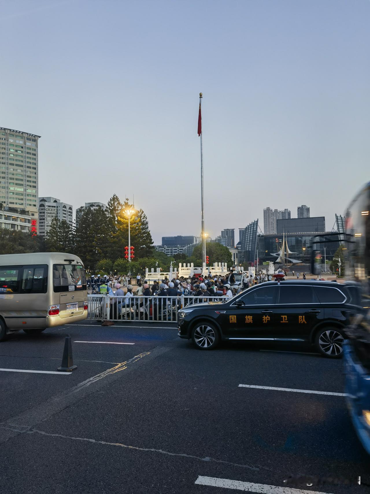 一杯热酒问长空，
山河万里笑谈中。
此杯敬天穹、敬孤勇，
敬离雁，敬归舟、敬自由