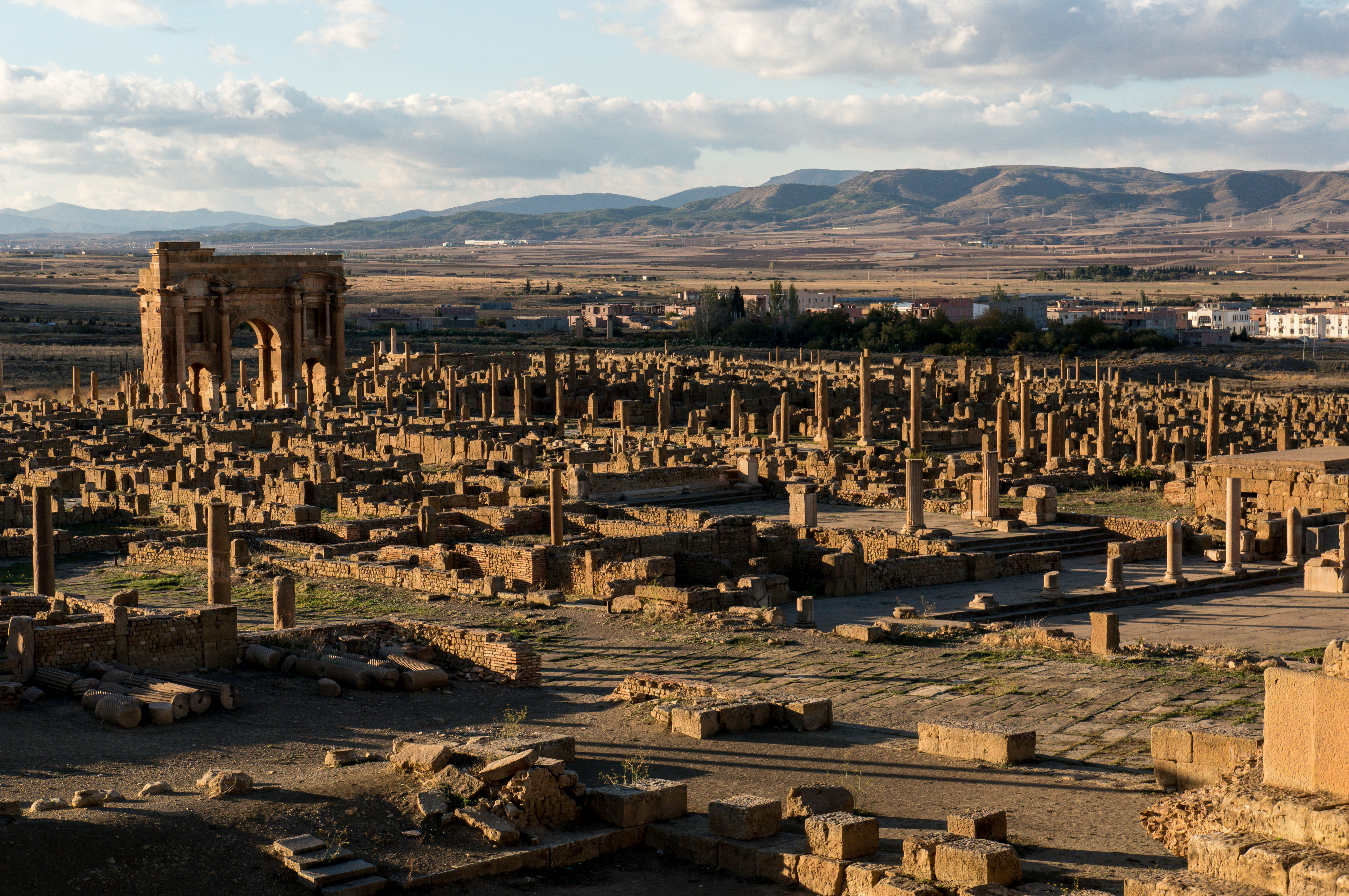 提姆加德Timgad 是罗马皇帝图拉真于公元100年建立的古罗马城市，于其遗址位