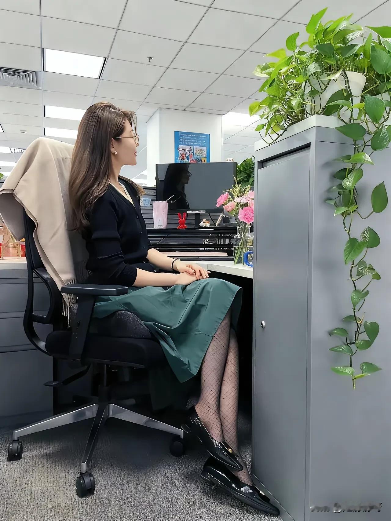 如果她是你的同事，你愿意加班吗？