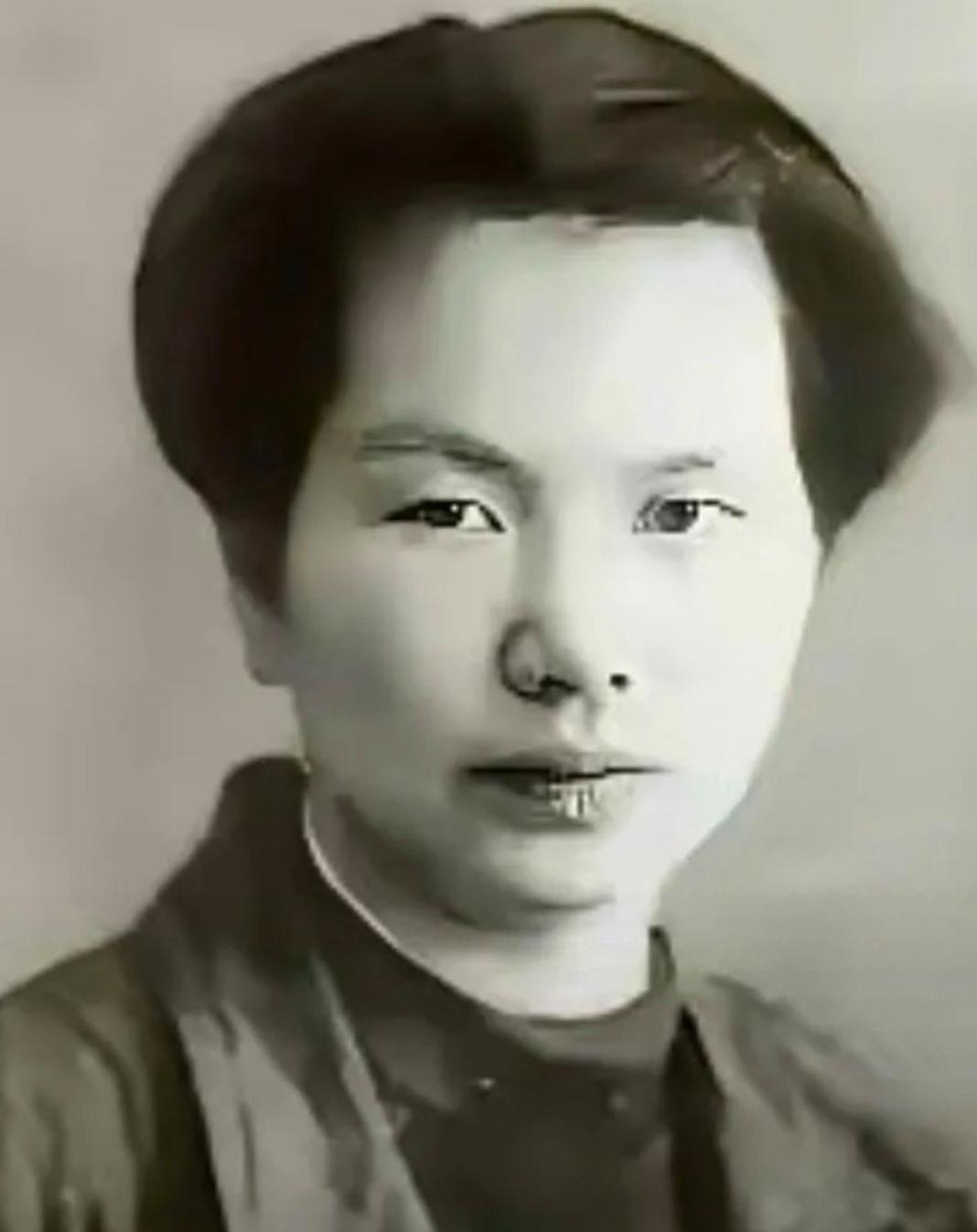 1950 年，吴石被捕前，把保姆林阿香叫到书房，拿出 2 根 “小黄鱼”，对她说