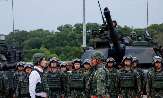 美国高官前脚刚喊完“对台军售不用管大陆”，后脚就被解放军东风-17和福建舰狠狠打