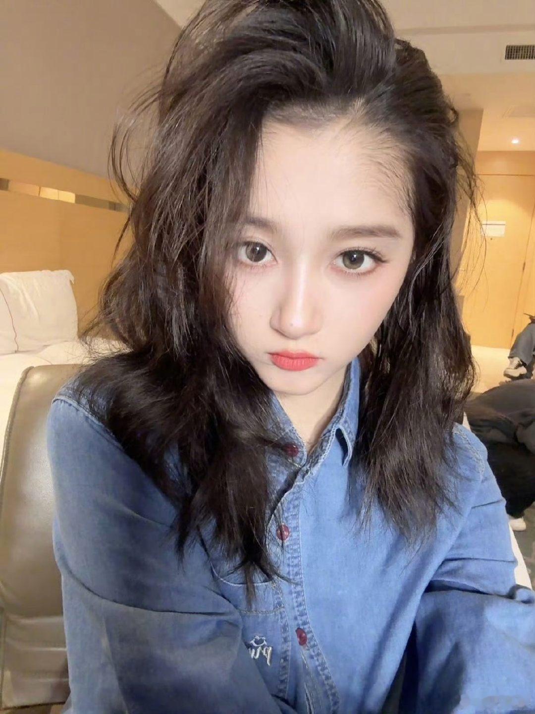 关晓彤抵达吕梁 关晓彤央视跨晚造型好美，期待 