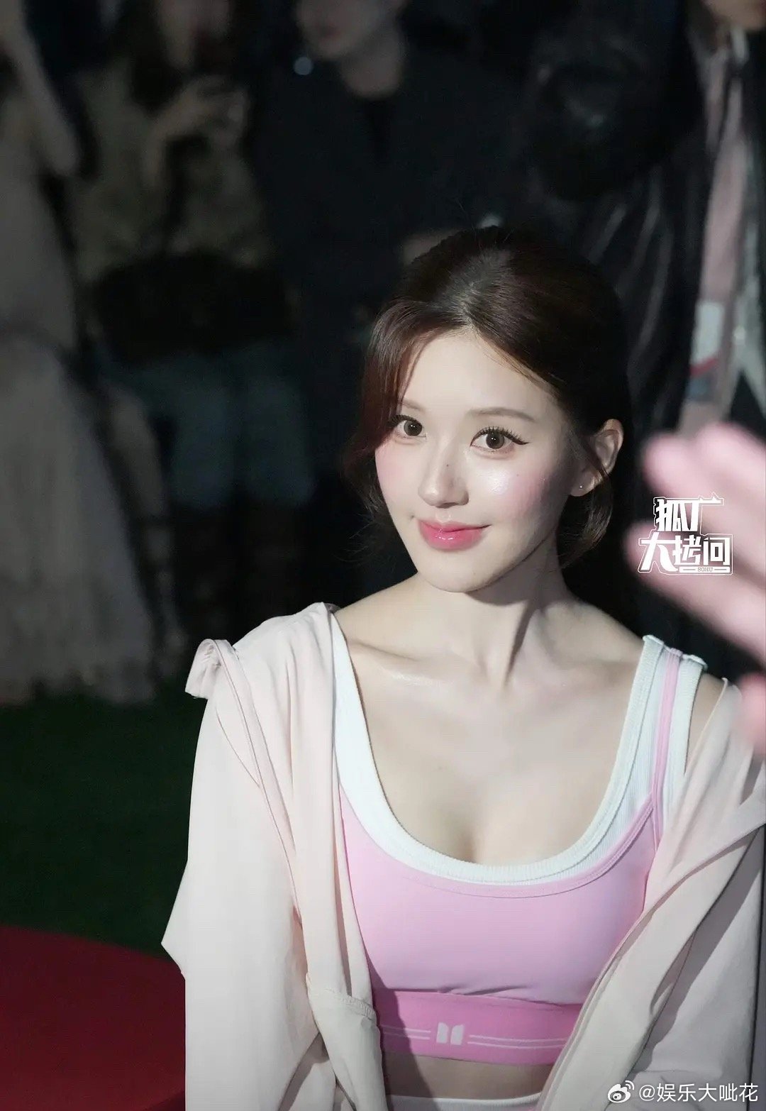 看看赵露思今晚上海时装周状态如何？完全水蜜桃来的啊！美女这个妆真不错啊 