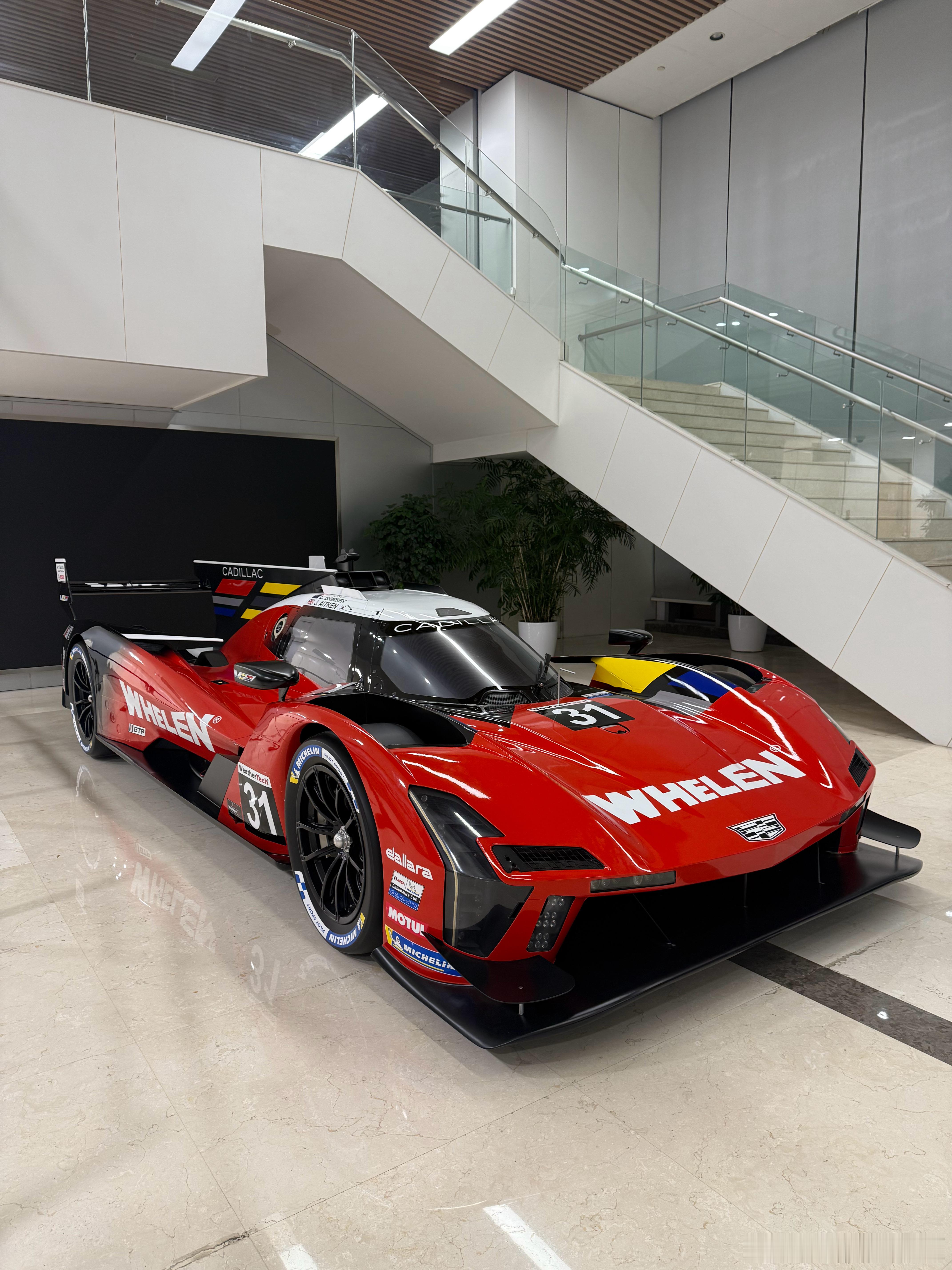 这是我在公司内随便就能看到的么？？？？一下楼就看到凯迪拉克V-Series.R 