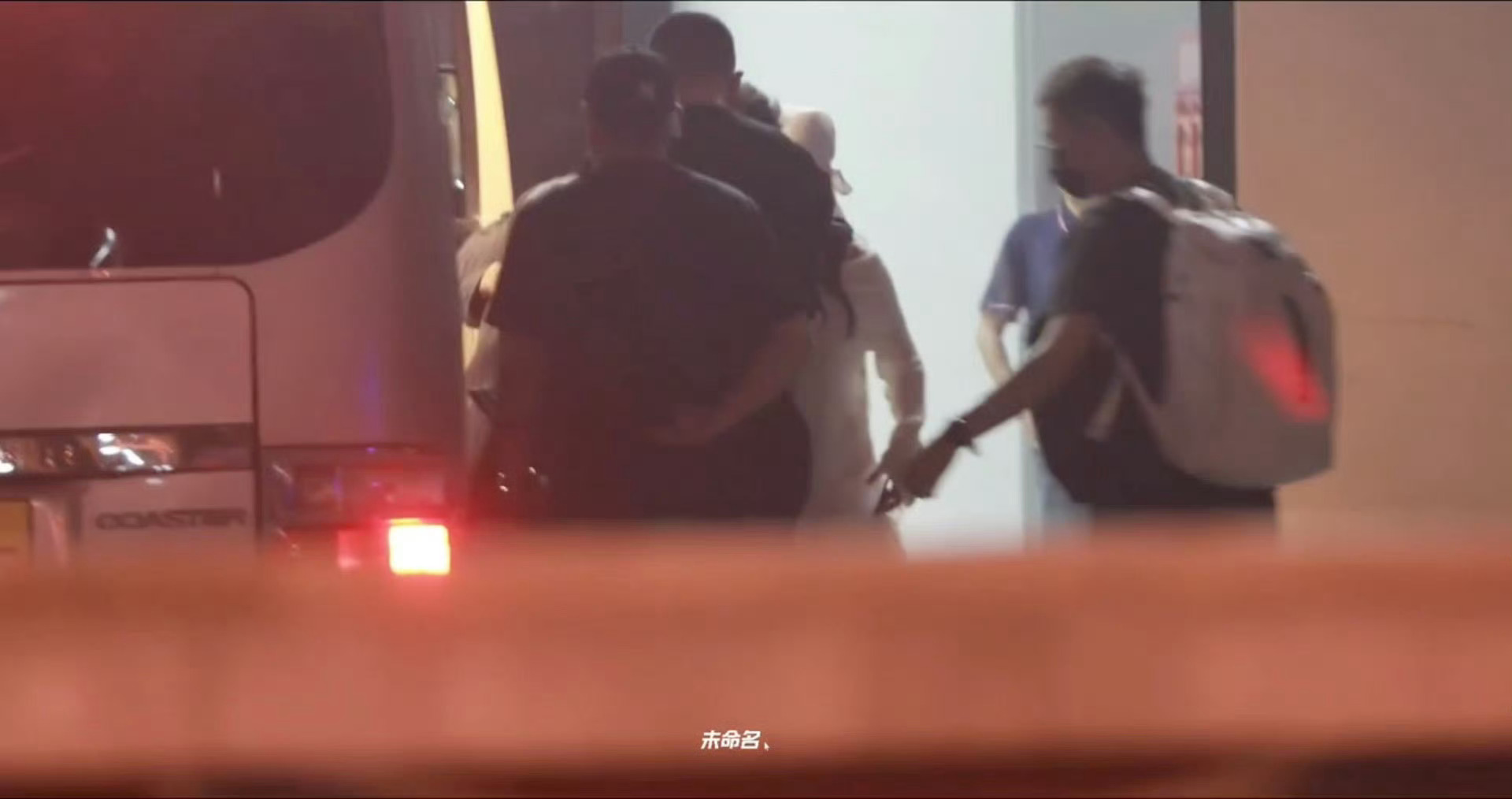 苏新皓被扶着下车 好像腿受伤了苏新皓受伤 ​​​