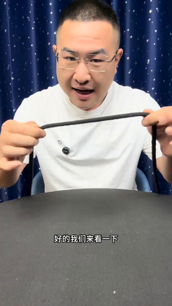 围巾穿越脖子，学会这招逗老婆玩。
围巾穿越脖子，我们来看一下。一条普通的绳子套在