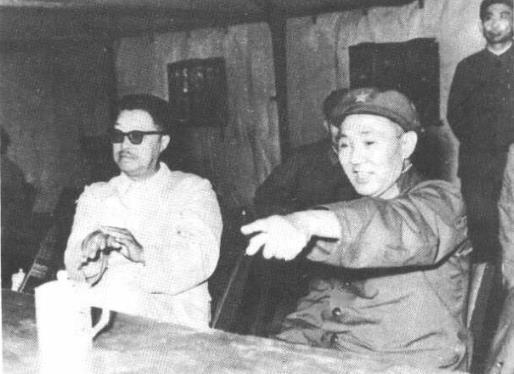 建国后，李聚奎陪贺龙在解放军某部观看军事表演。