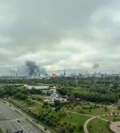 巨型储油罐钢盖，都被无人机携带高能炸药击穿，炸得飞上天几十米高！

俄新社消息：