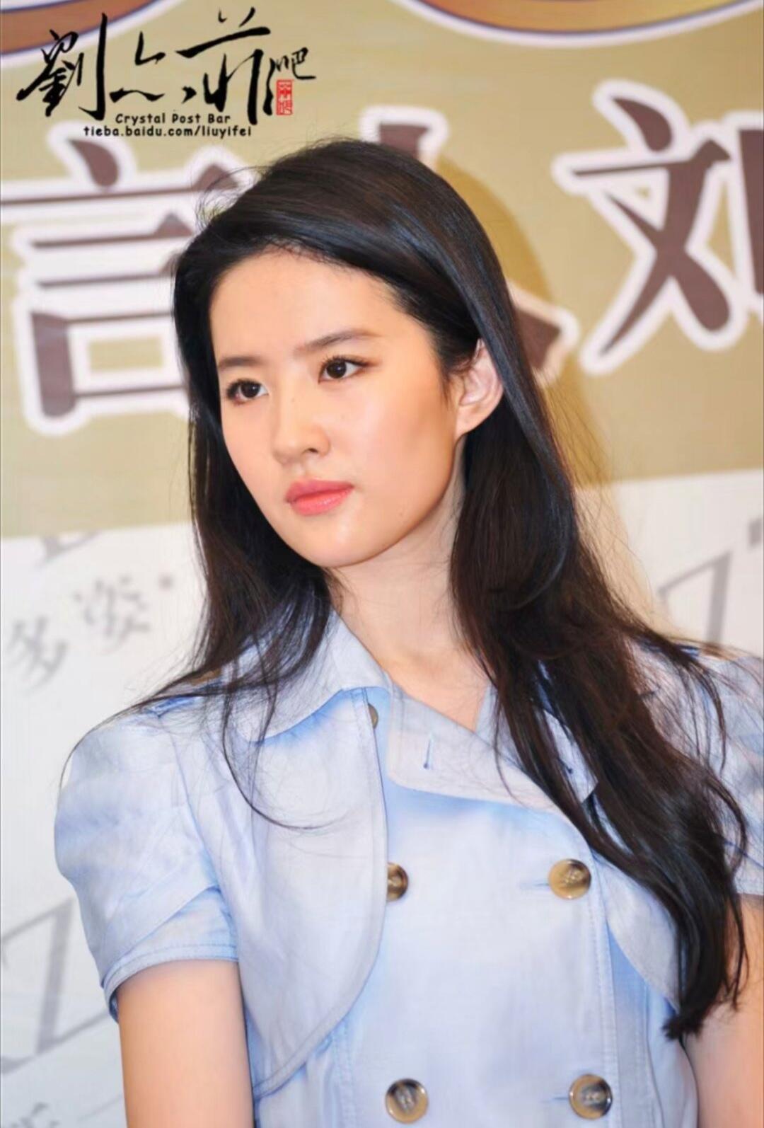 合照的时候永远都是笑的 