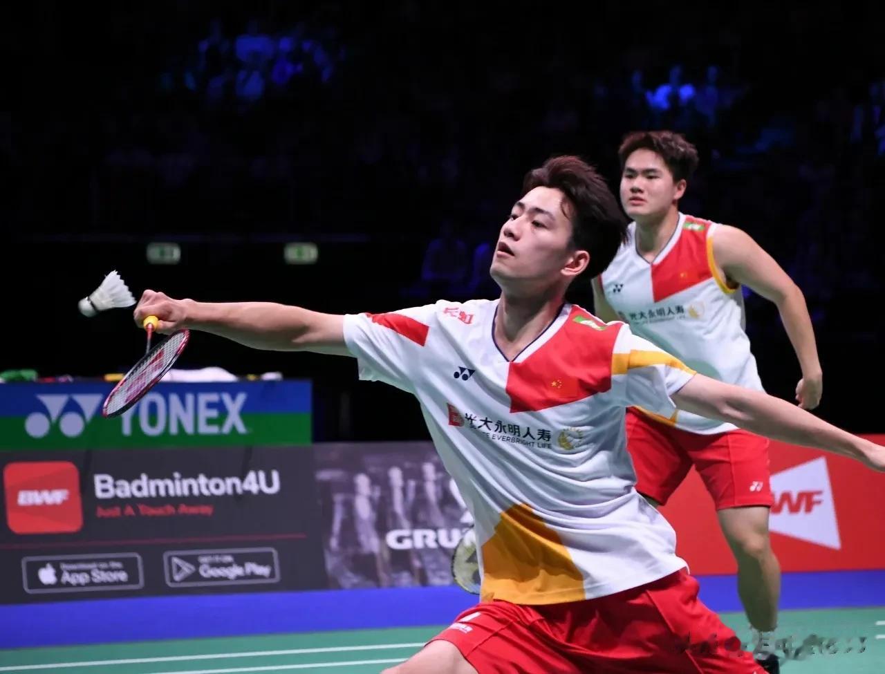  
    1/8决赛，梁伟铿/王昶21－14，22－20战胜日本组合古贺辉/斋
