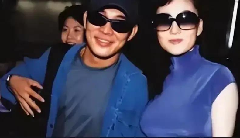 这两个人，咋看都不像一路人。
杂么就半路上黏到了一起？
今天，我终于找到了最后的