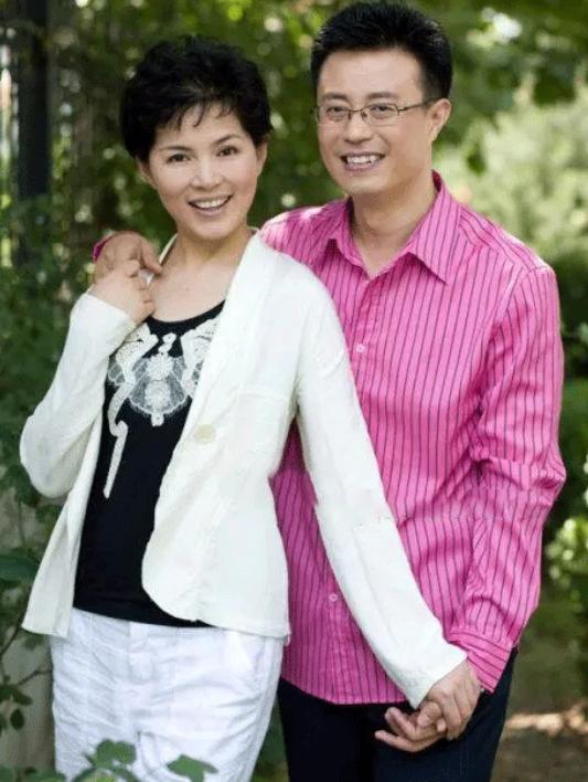1999年，央视主持人白燕升和周佳刚新婚仅九个月，妻子周佳突遭意外重伤致残落下六