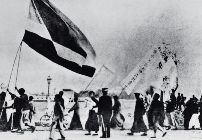 1919年5月4日，北京下着小雨。三千多个学生从各个大学涌向天安门，手里举着白布