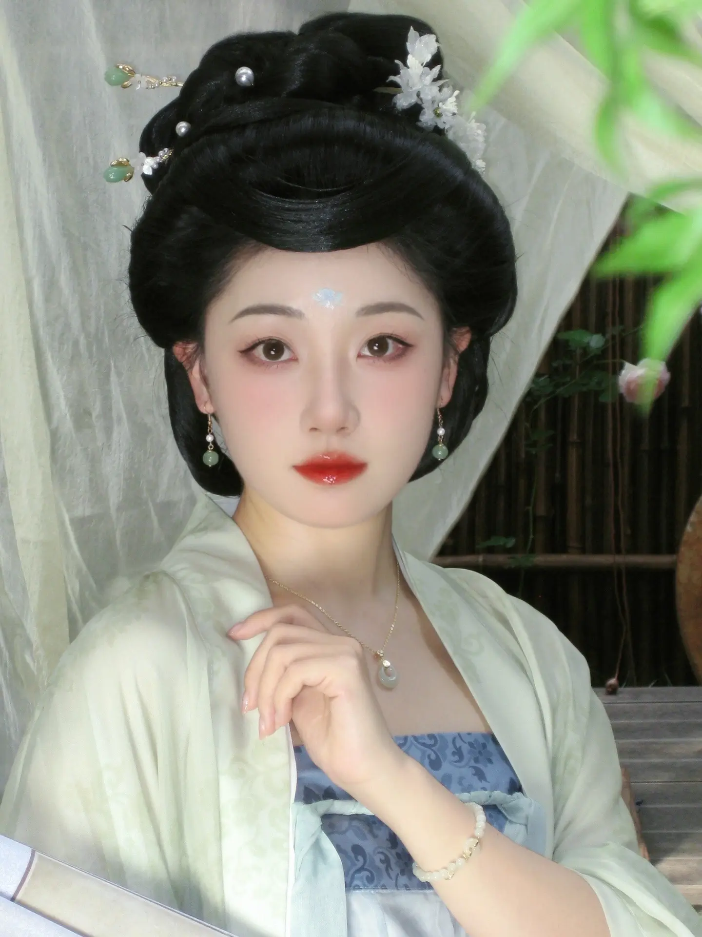 青衫烟雨客，似是故人来。