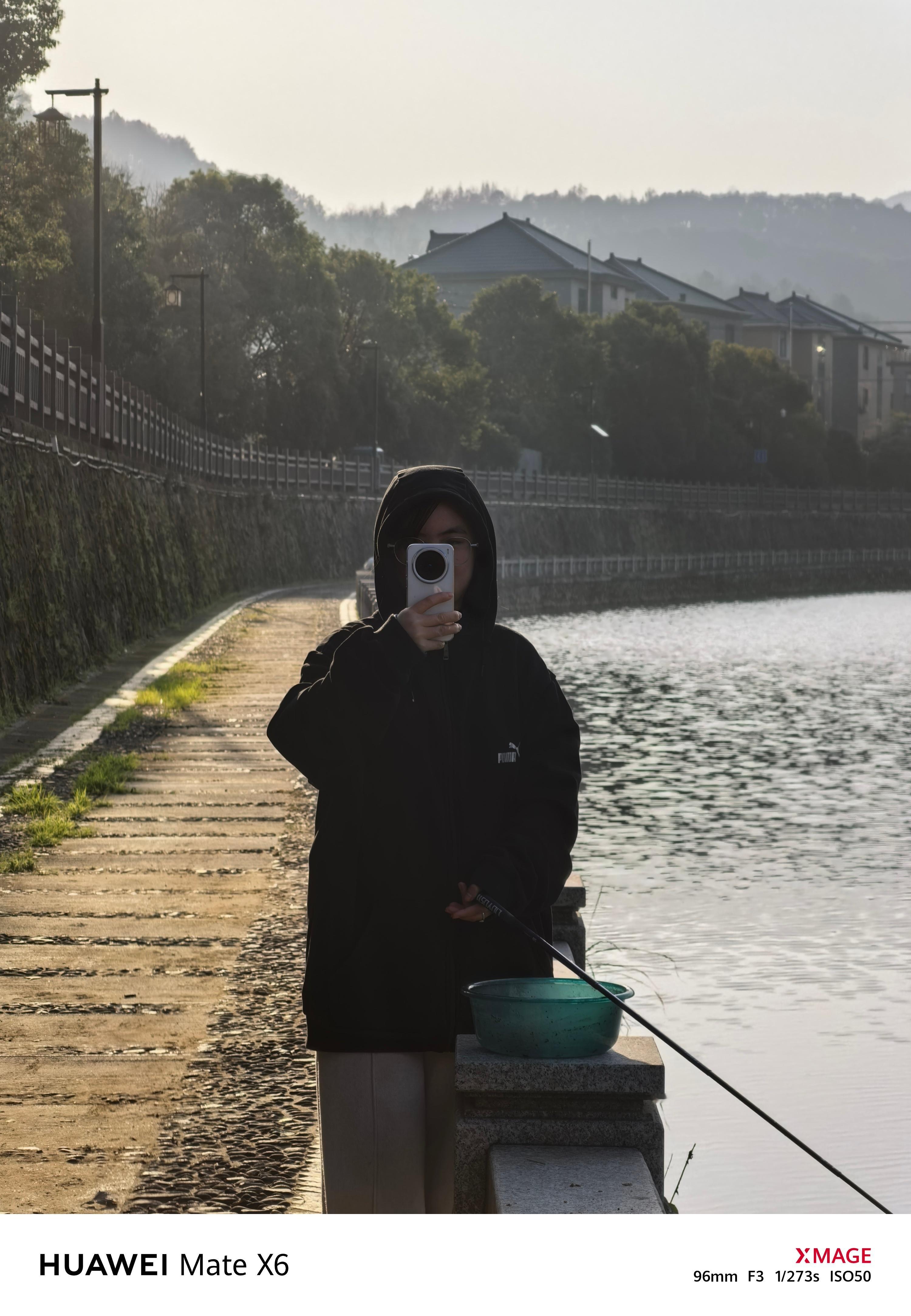 今天我和亮嫂一人上了两条鱼，也算是不空军了吧[淡淡的]鱼喂饱了我们也是准备回家做