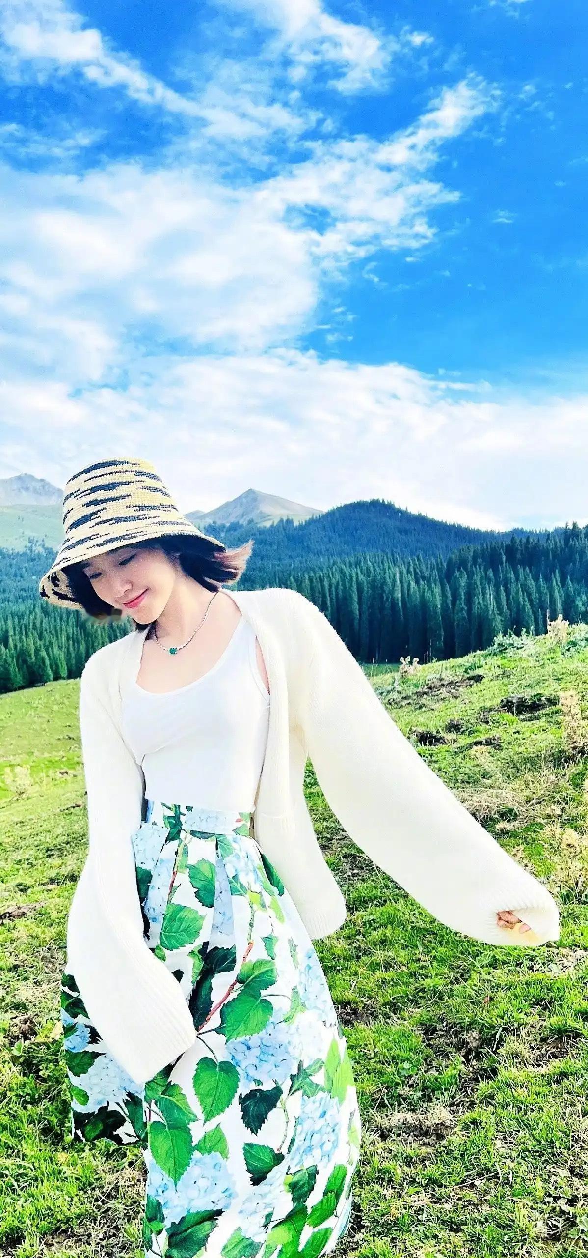 这姑娘在山间草地上玩得很开心！真的是太漂亮了毛晓彤是你心中的女神吗？？？ 上传一
