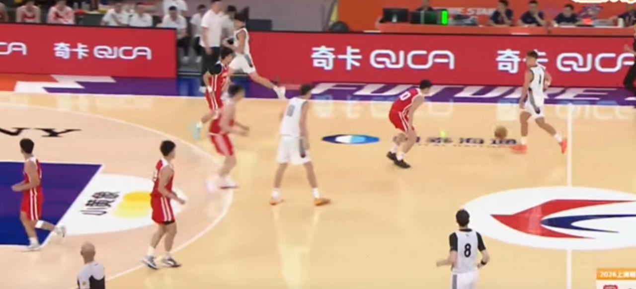 8月15日中午，上海明日之星国际男篮争霸赛，U18中国男篮B队在比赛中太猛了，9