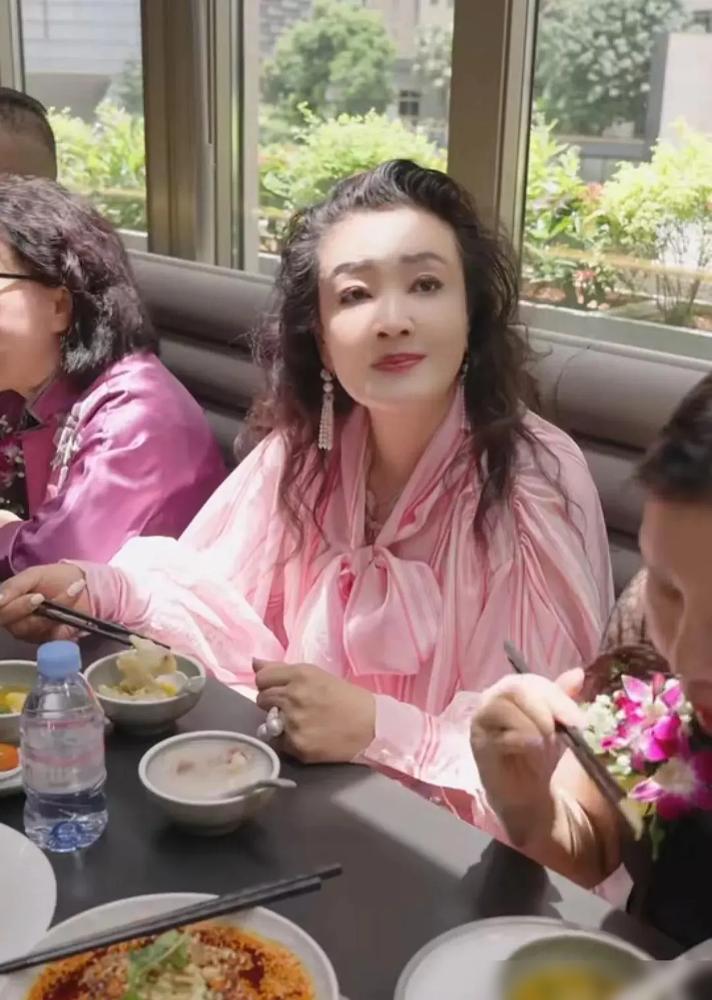 把张兰当成一个“可怜母亲”，是你最大的误判。她根本不是母亲，她是自己帝国的暴君，