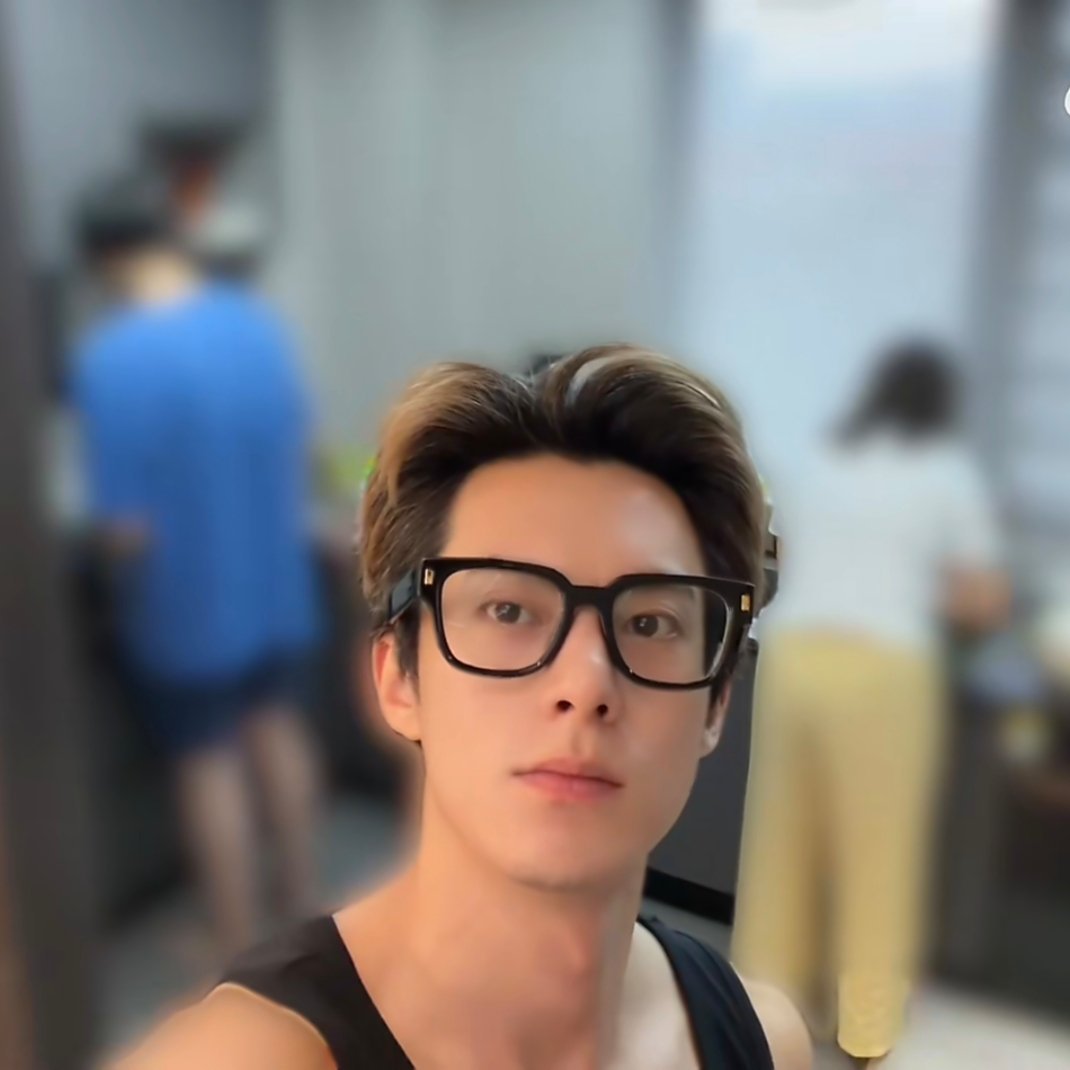 怎么突然就带着一个蘑菇头见了家长… 
