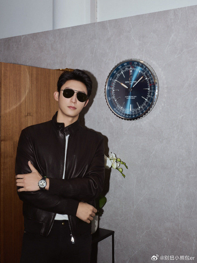 黄景瑜成打卡景点了谁懂啊！黄景瑜在F1赛场被围拍，妥妥成了热门打卡点，本人温柔又