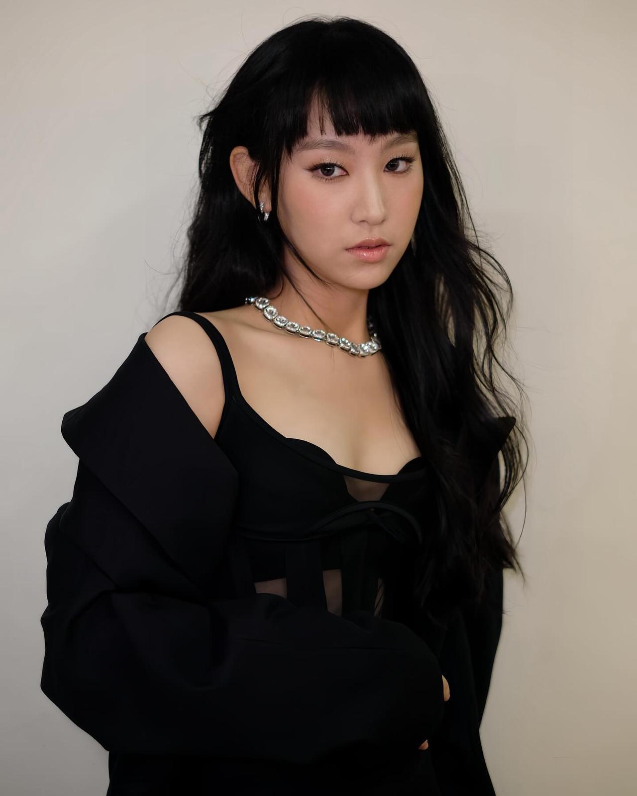 她目前香港最火女歌手，在音乐颁奖典礼拿了很多大奖，唱功还是挺厉害，就连在内地的知