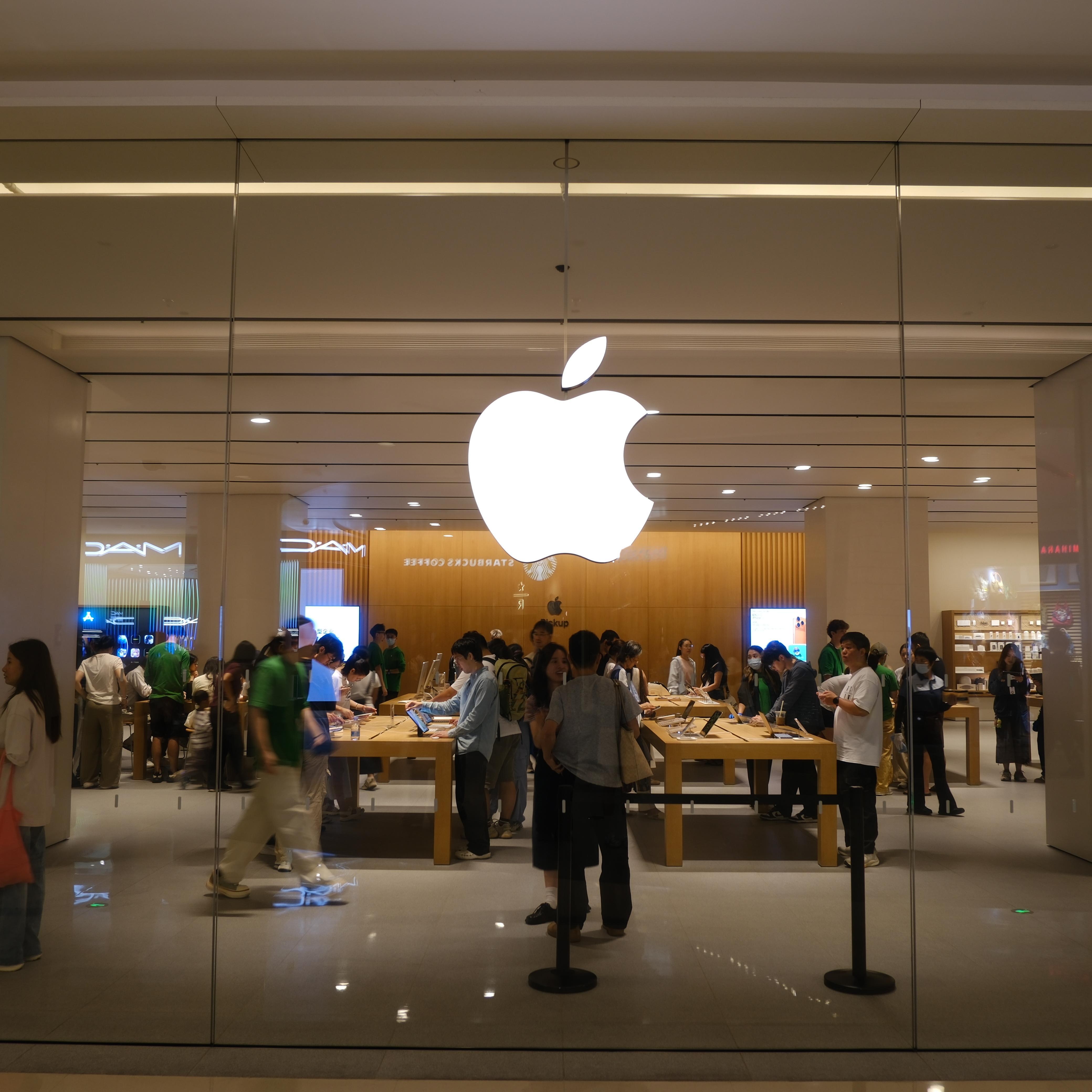 罗万负一层的苹果每个周末都是人潮汹涌，太离谱了。好多车anycar苹果