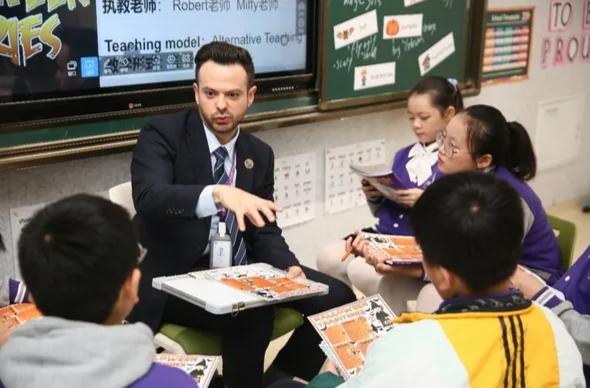 法学界陈枫教授近日建议，全国幼儿园和中小学所有外教应一律辞退。这一提议迅速在家长