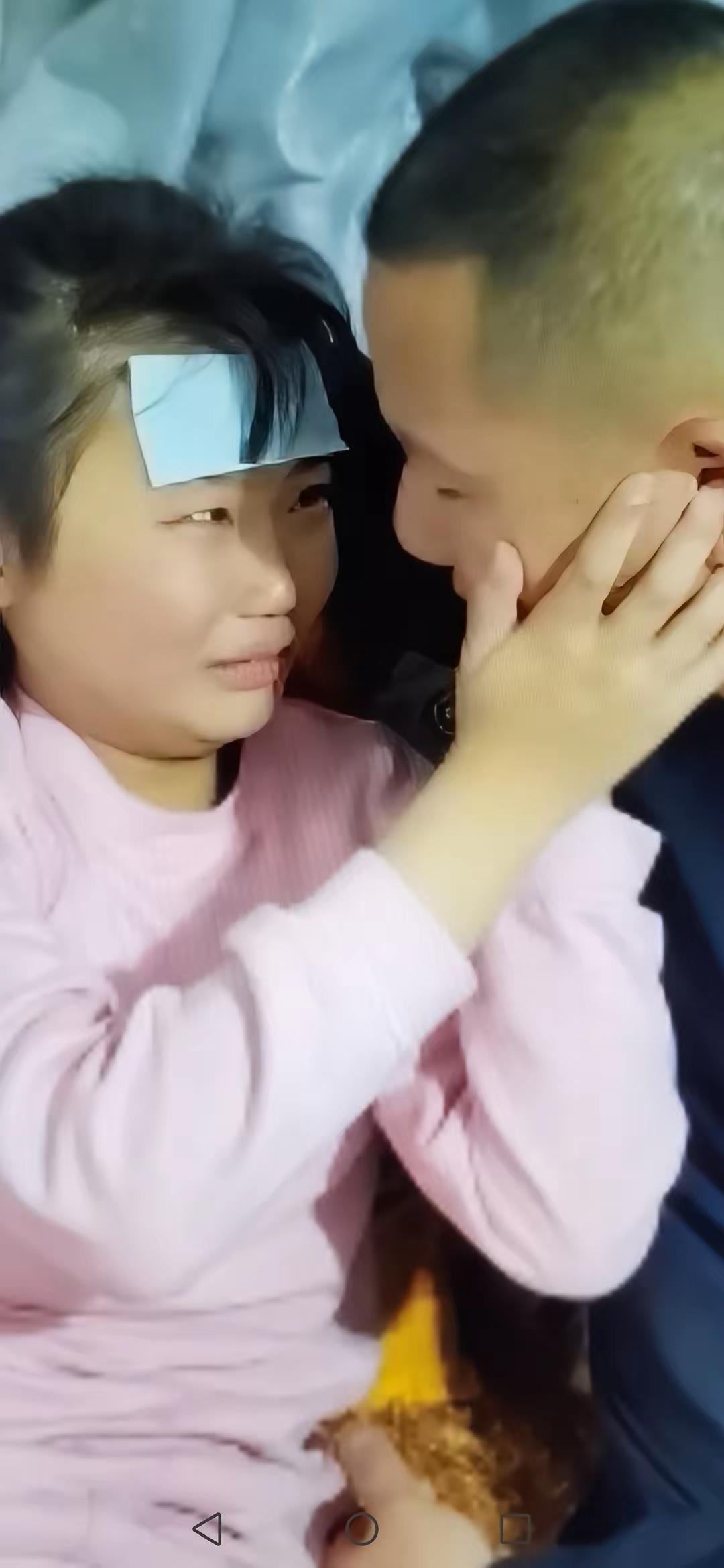 催泪！女儿身患白血病晚期，知道时日不多了，给爸爸提出个要求，让爸爸买身花裙子，穿