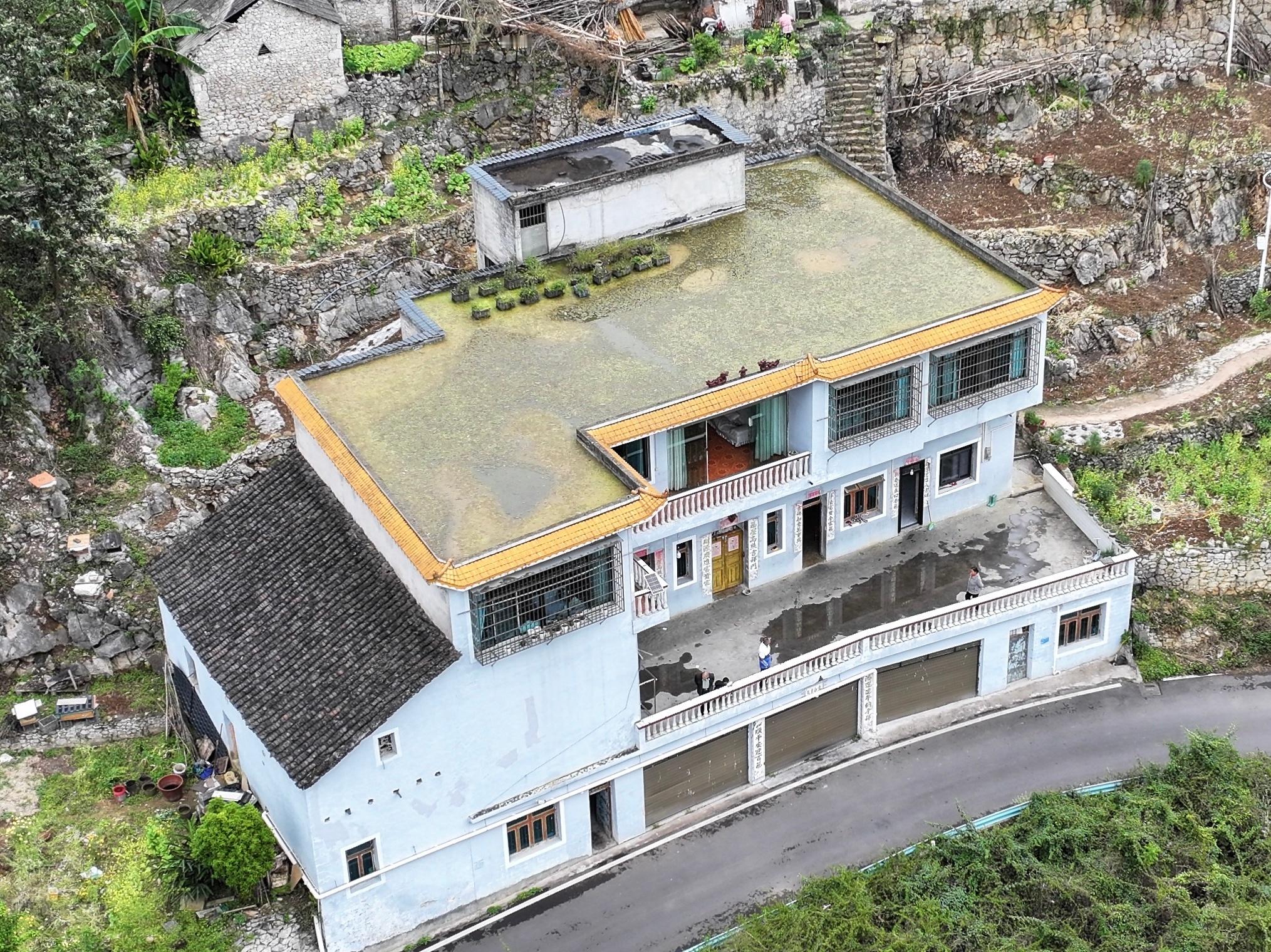 真是活久见，今天导游说贵州兴义这里有在楼顶放水做水池的风俗，这样子可以让房子冬暖