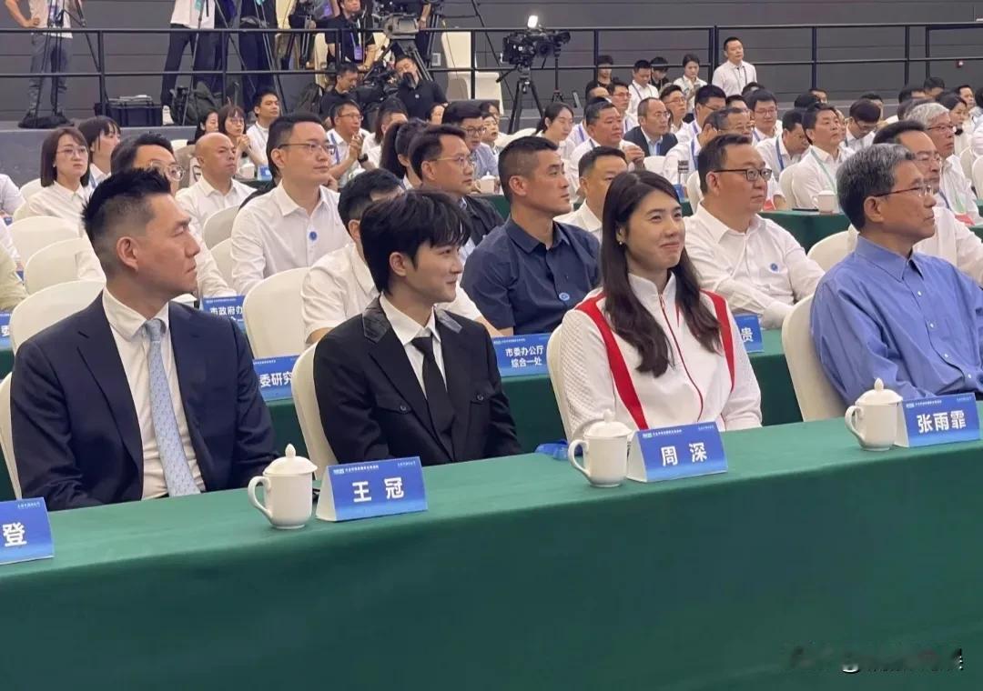 什么是根正苗红的偶像，这就是啊！
在重庆召开的六五环境日国家主场活动，歌手周深和