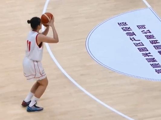 厉害！中国U17女篮半场压哨，32-31反超伏伊伏丁
北京时间6月15日，中国U