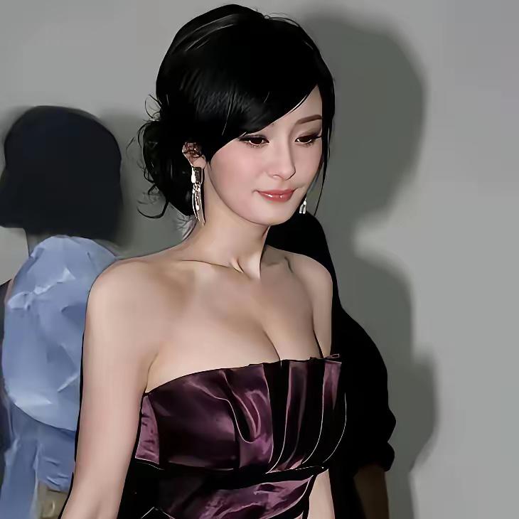 杨幂这身材绝绝子，女人界的天花板。
​白色的裙装，一双迷人的大眼睛，白色的裙装，