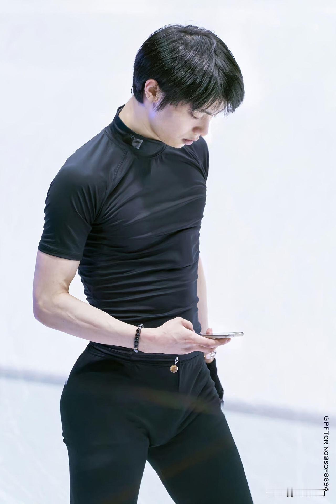 羽生结弦以长年累月的极致训练，雕琢出一身令人惊叹的身形——流畅线条与坚实力量完美