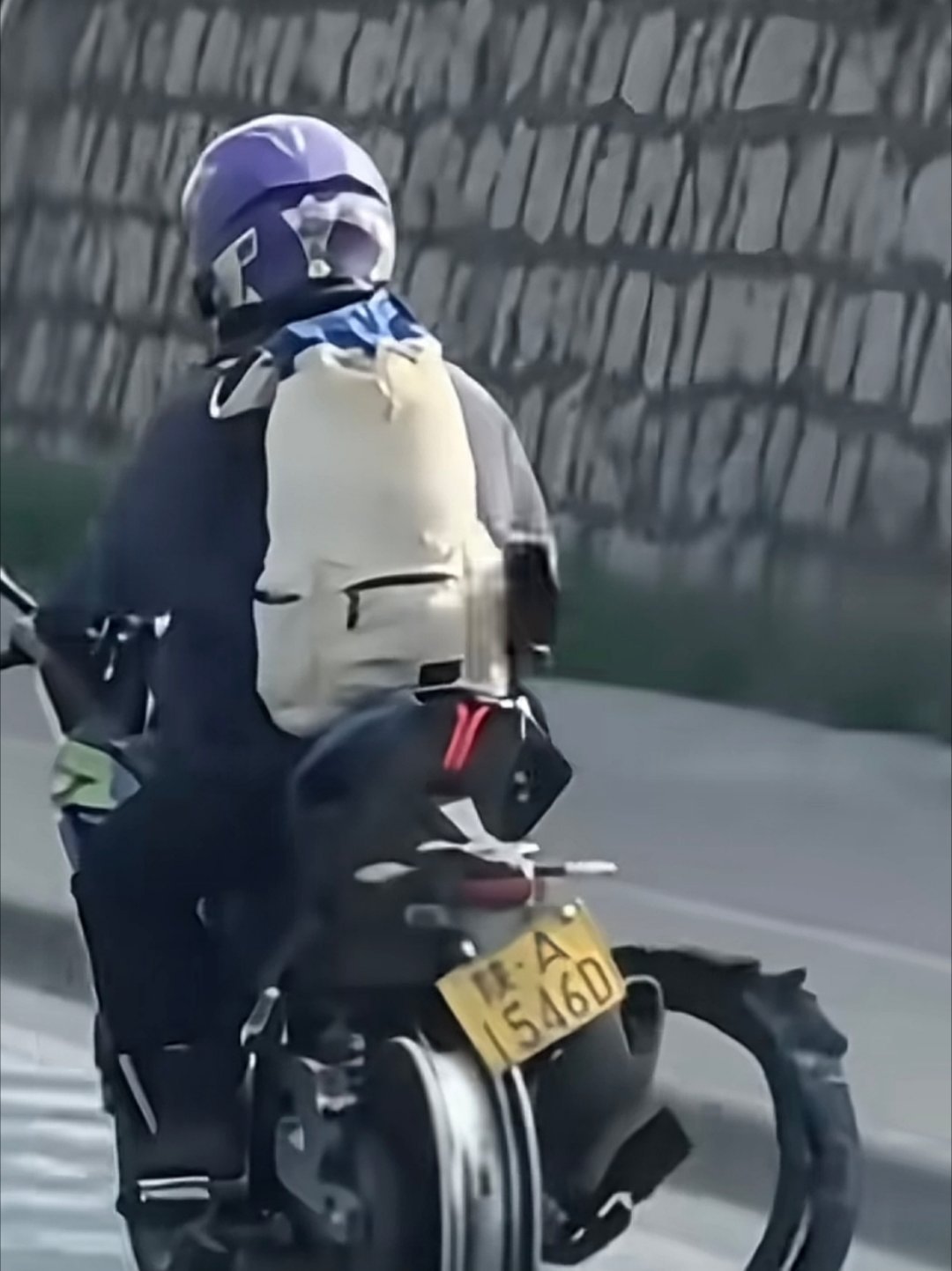 刷视频刷到的，继徒步翻山、骑共享单车、冬天游渭河陕西铁人三项，又一个陕西人对回家