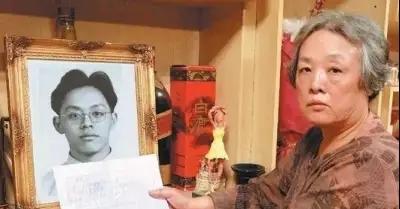 1997年，士兵江国庆强奸女童被判死刑，枪决前江国庆咬牙切齿地诅咒说：“人不是我