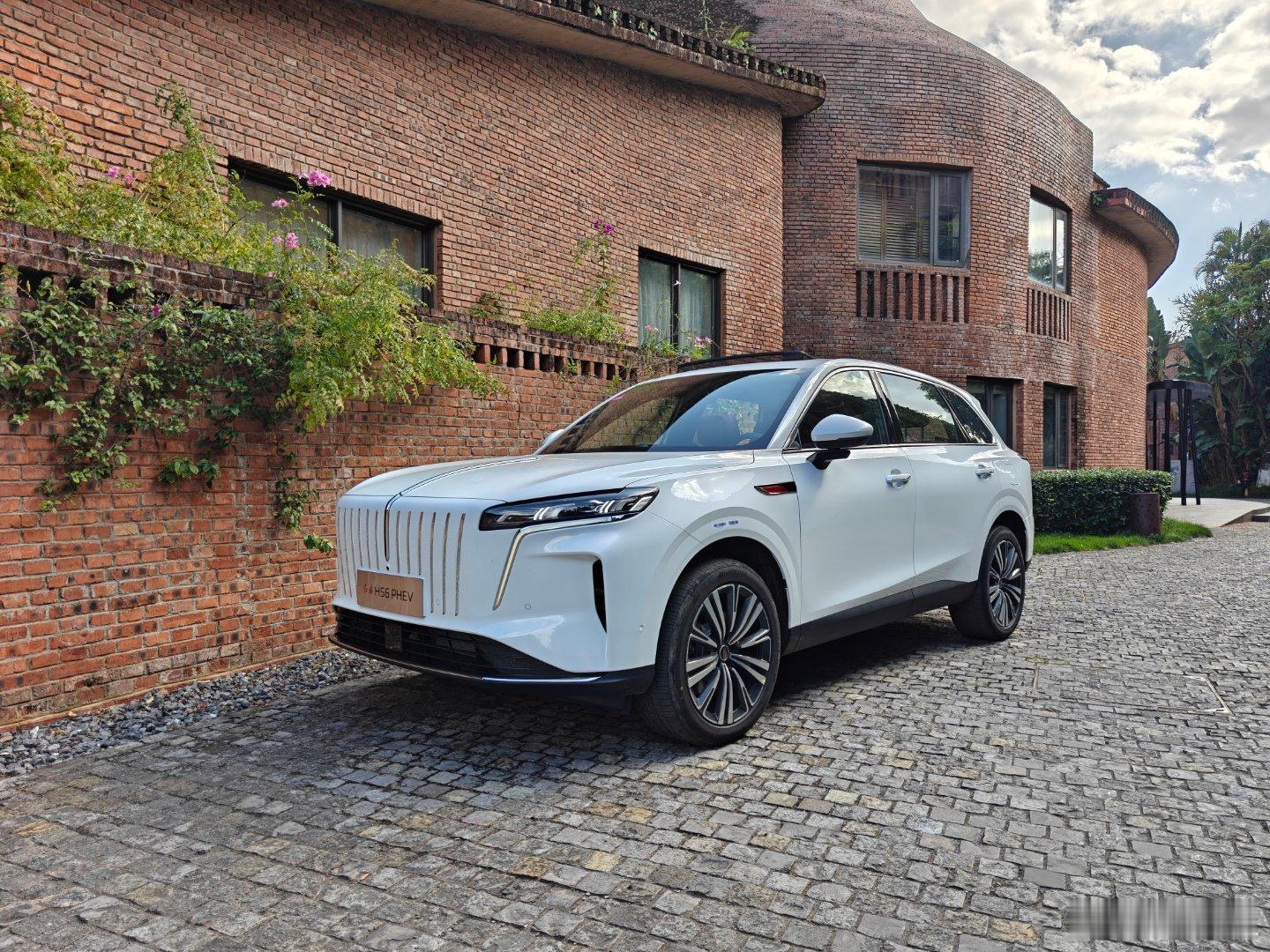 红旗HS6 phev长续航版“朴实无华”这个词你们认为是褒义还是贬义？至少在这台