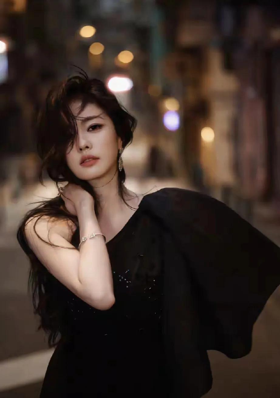 尖叫之夜红毯炸场！白鹿今晚直接美到犯规，三套造型杀疯了！
    第一套斜肩黑裙