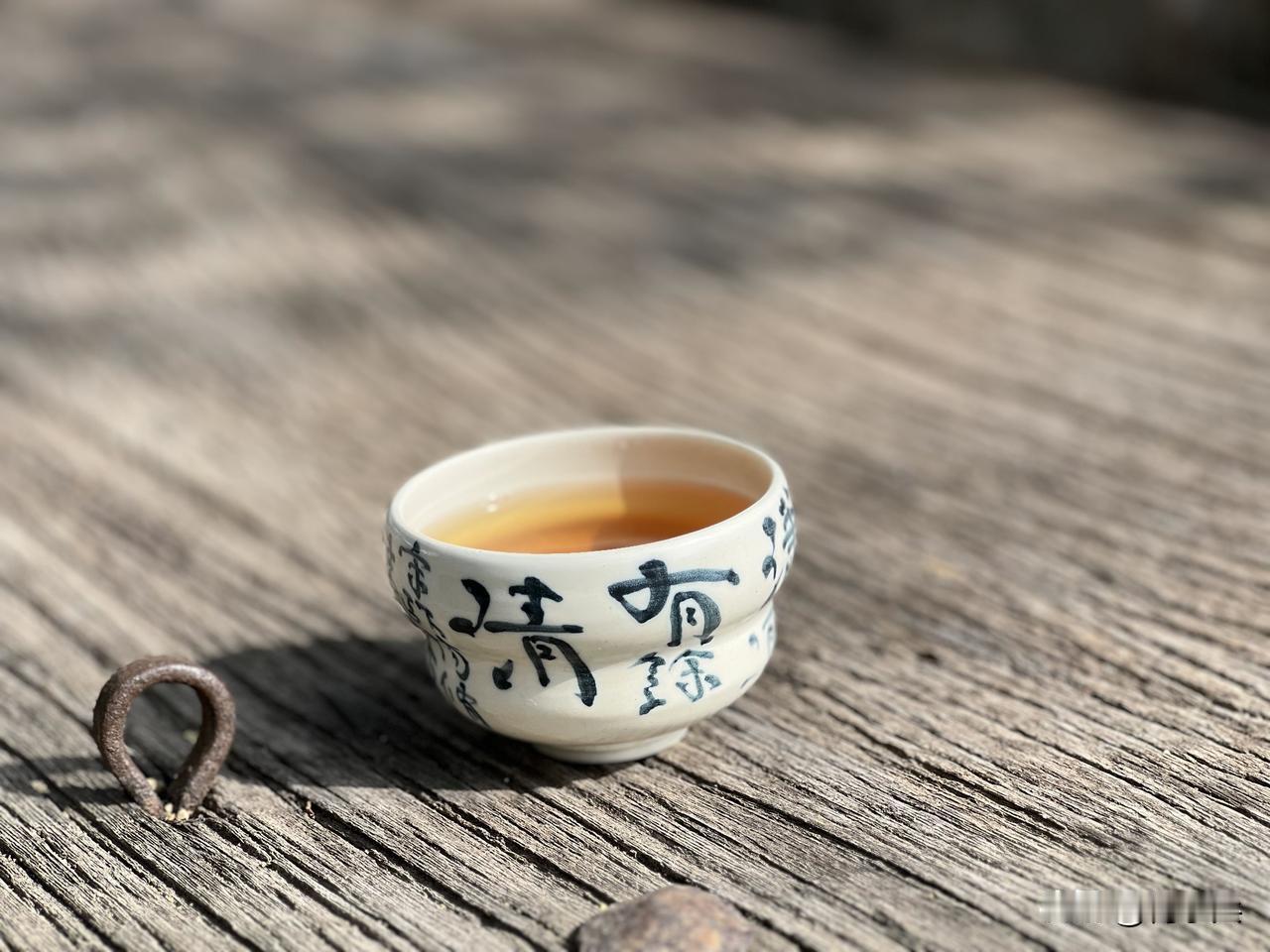 当前，随着新媒体技术的快速发展，大众传播格局呈现出主体多元、渠道分散、声音多样的