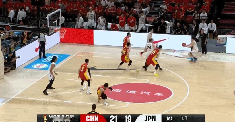 中国男篮领先7分之后被打8-0，第一节打完落后1分，杨瀚森两次犯规了。中国男篮v