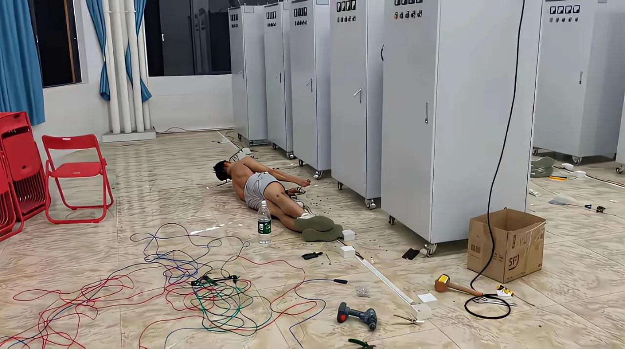 网友:
水电安装师傅这睡姿简直了！我怀疑他以前是不是当过兵！！！[捂脸]