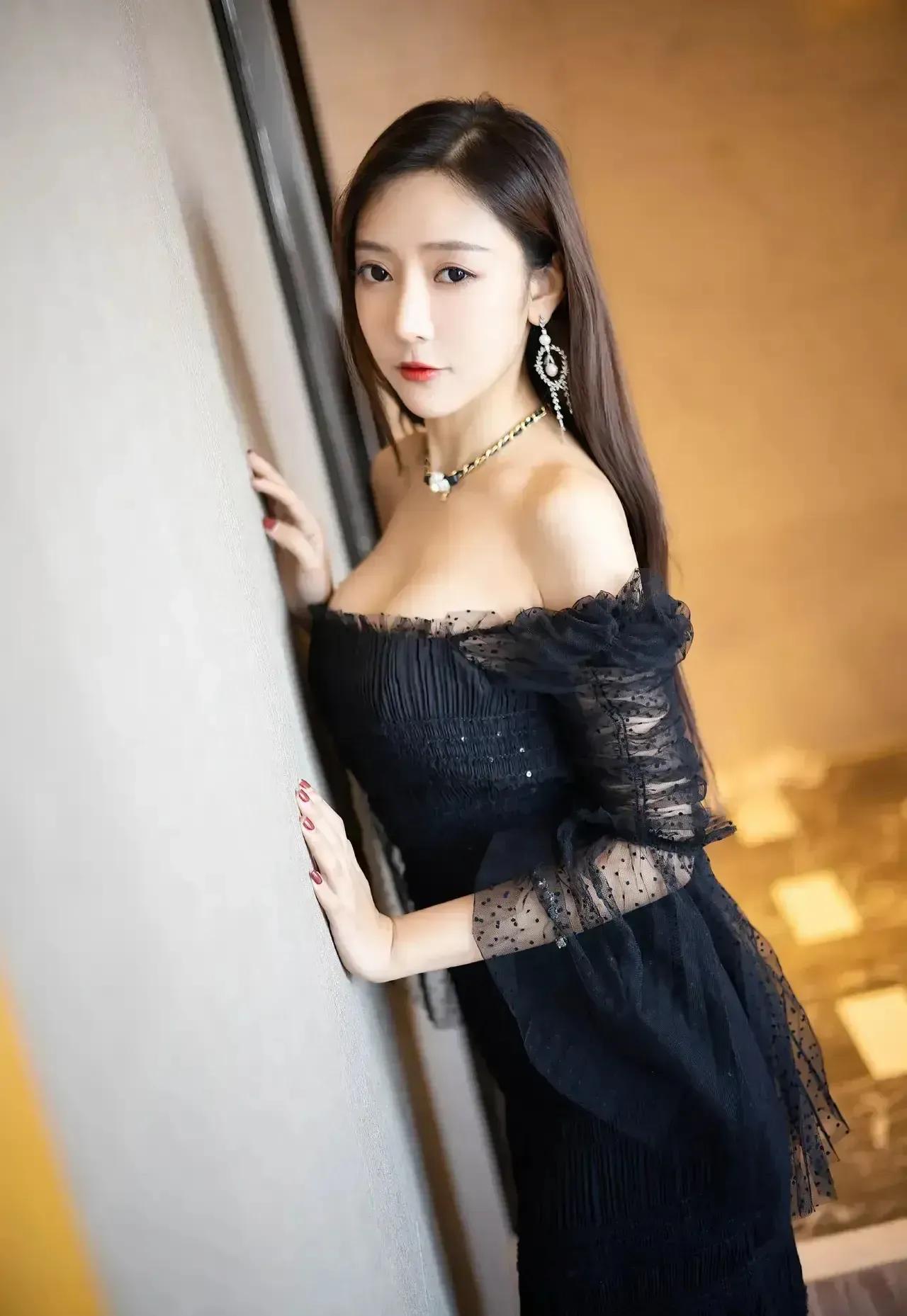 女神瑶瑶，黑色衣裙露肩装，风采迷人