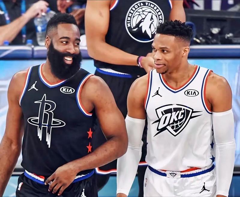 NBA现役的“超级三双”：
1、威少：21分20篮板20助攻
19年4月，对阵湖