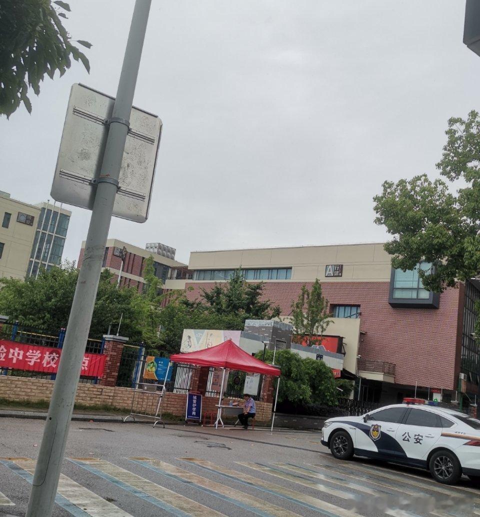 来看看娃的考点，下午化学考完就结束了，暂时可以放飞自我了。 