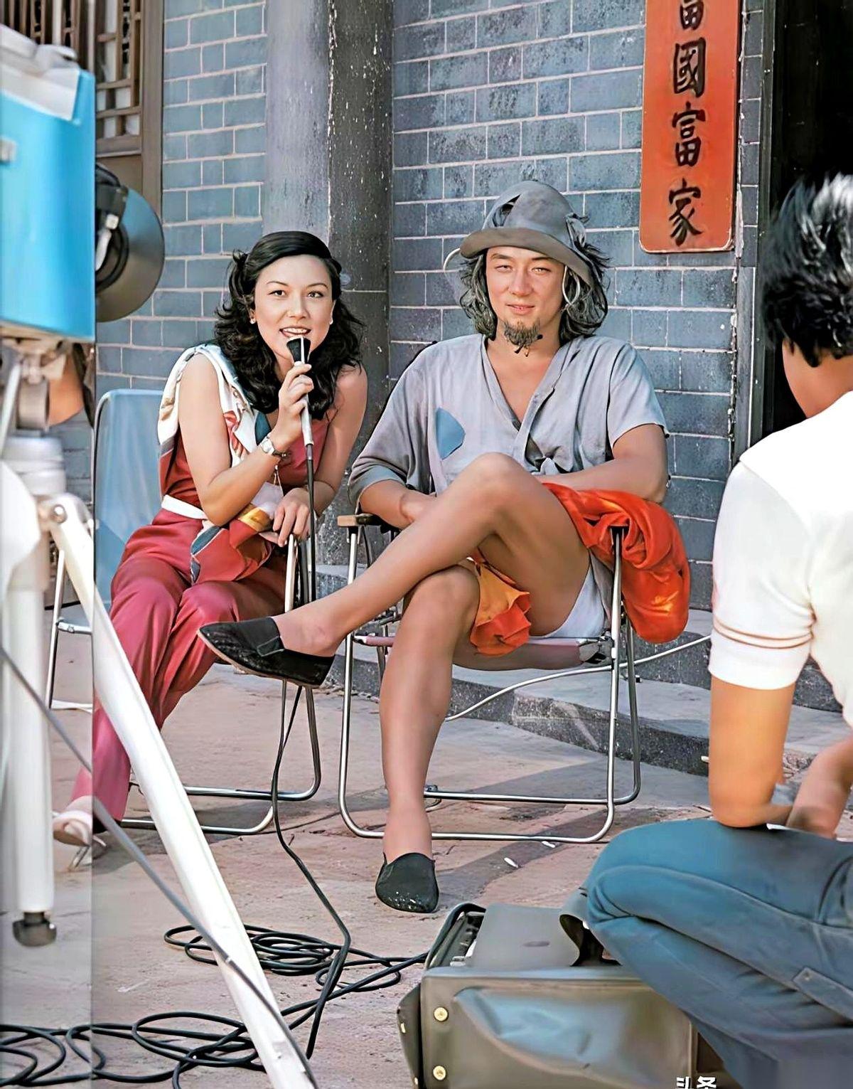 刷到这张照片，我愣了三秒。
这谁啊？
……说是成龙大哥？
开什么玩笑。我放大，再