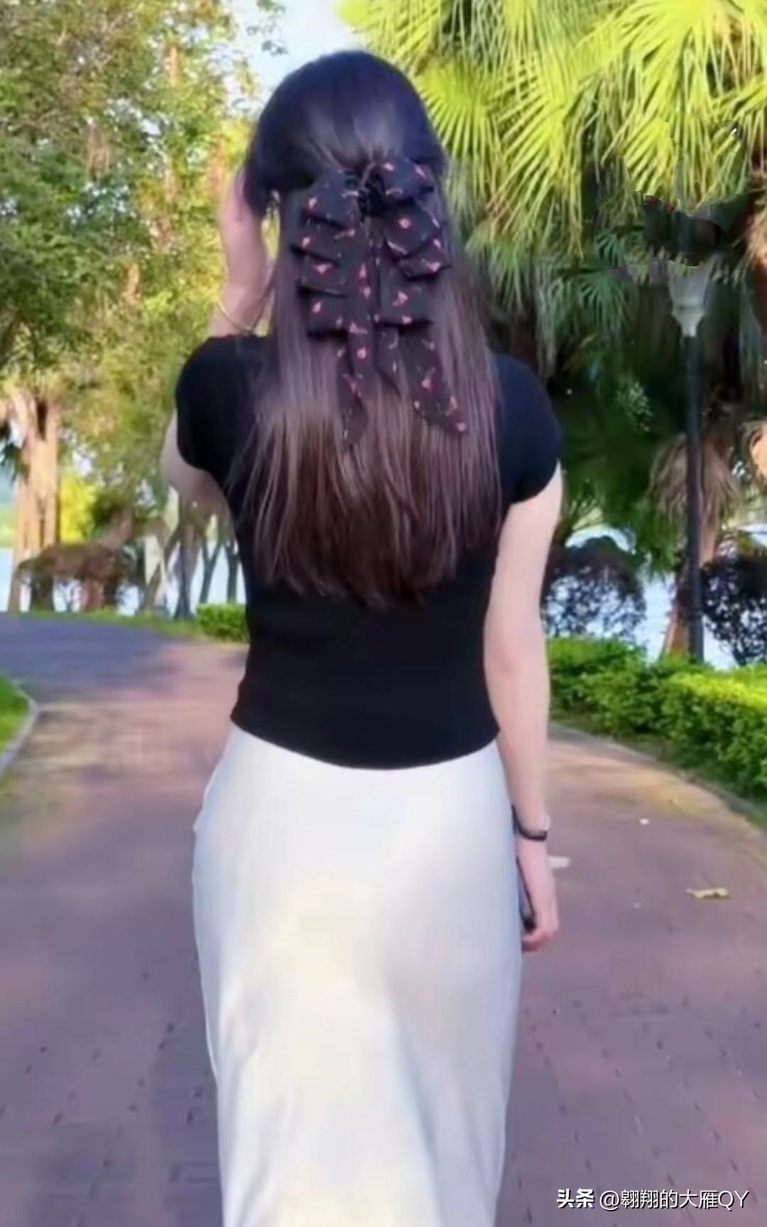 有个女子站在公园旁，在等人。不大一会儿，有个男子屁颠屁颠地来到女子身边，嬉皮笑脸