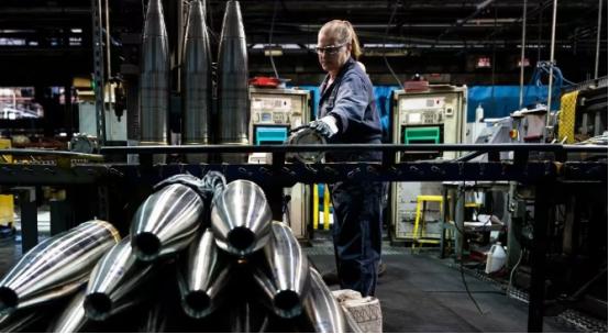 美军刚在中东打光导弹急着补货，中国直接宣布稀土涨价 44%，白宫这下彻底慌了！