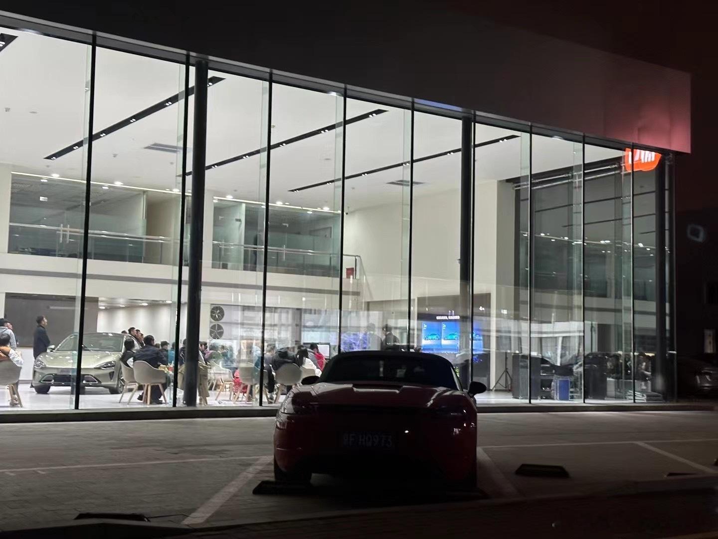 卧槽！这大半夜的，小米店里居然还有这么多人？？？？？！[吃惊]#凯文聊车# ​​
