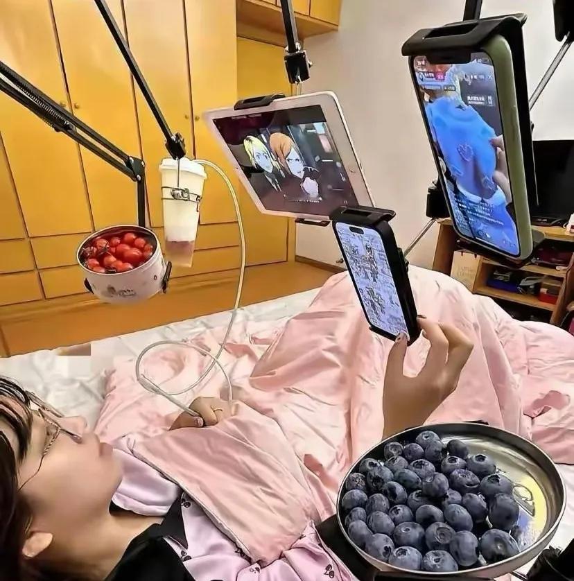 女儿毕业找不到工作，天天在家啃老，愁死人了。