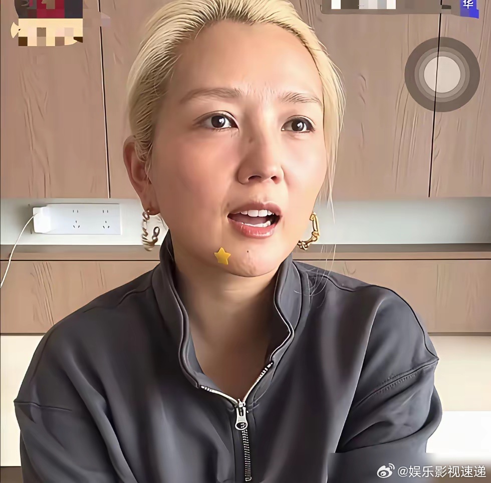 每月开销六位数，直播67场不敢停。 何洁说，前夫一分抚养费没给过。 她现在是家里