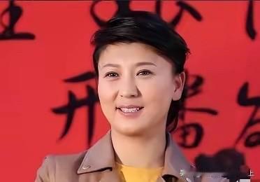 她应该说的是实话，在她所在的娱乐圈里，她属于穷人，混得惨，钱不够花。她应该更知道